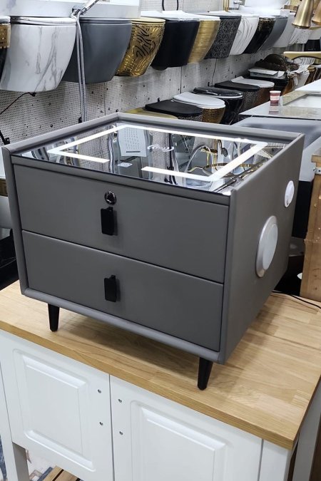 مغسلة رمادية مودرن مع سطح زجاج أسود ودرجين